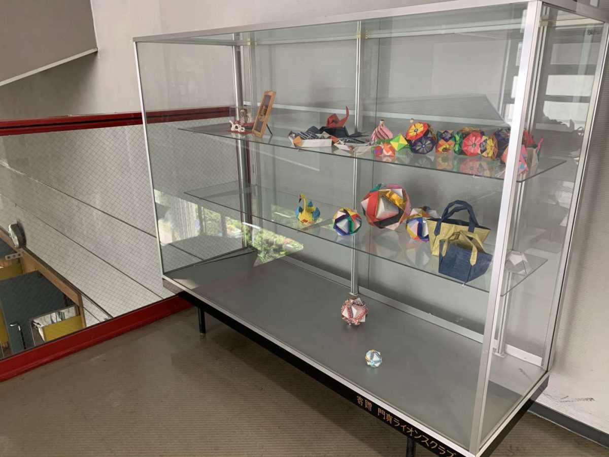 2階展示用ケース及び展示作品についてのお知らせ